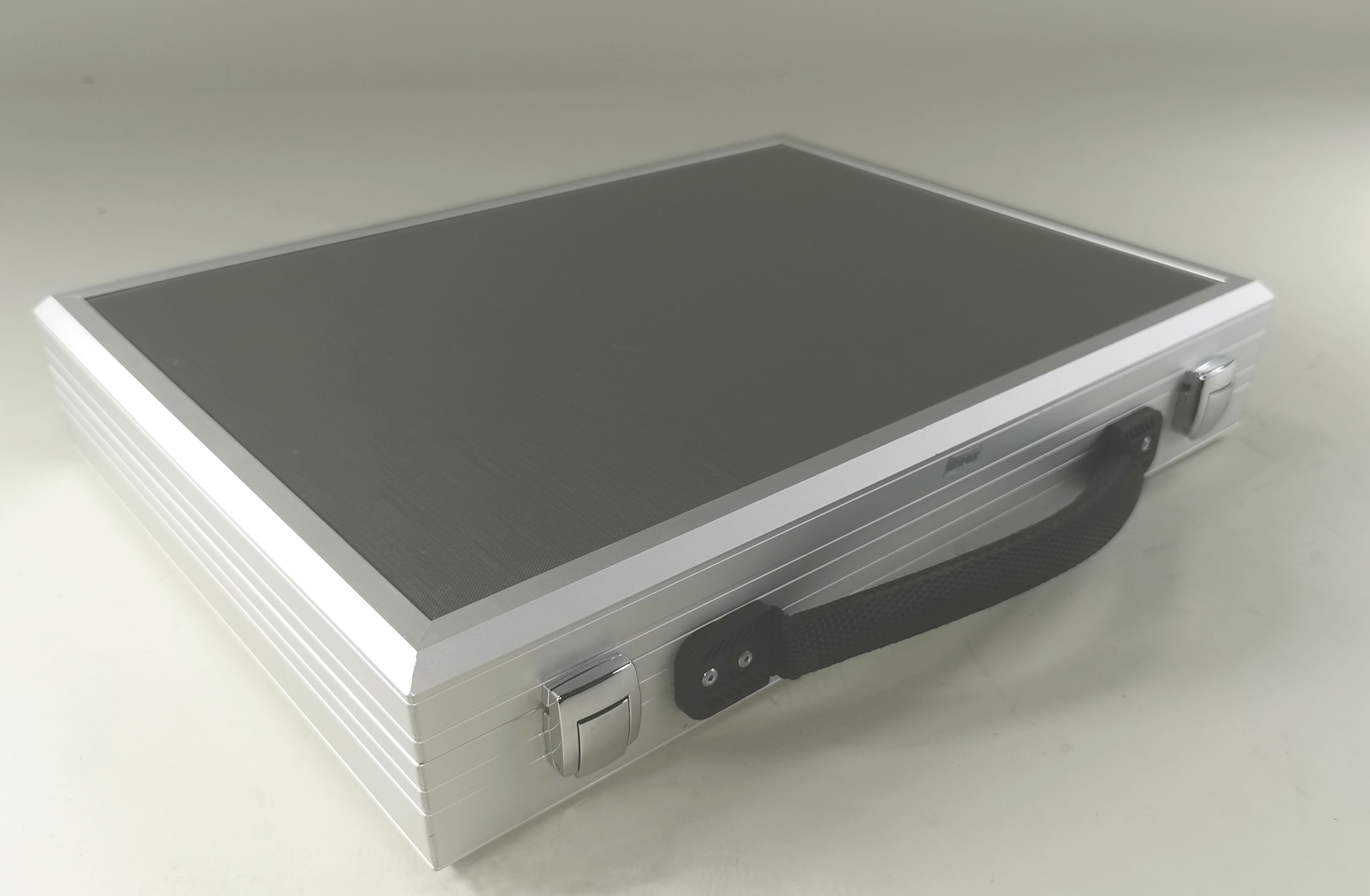 SOLID-LITE KASSETTE 2 Aluminium-Koffer silber